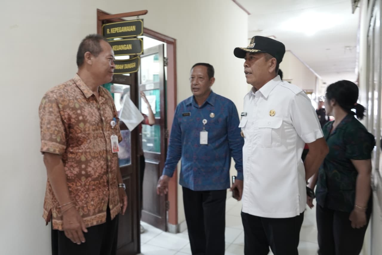 SIDAK : Bupati Karangasem I Gusti Putu Parwata melakukan sidak ke dua Puskesmas di Kecamatan Karangasem, Selasa (14/10).