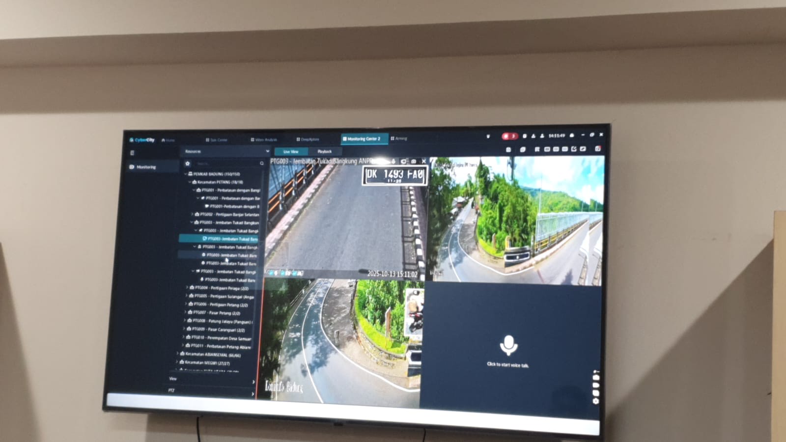 Pemantauan CCTV Jembatan Tukad Bangkung melalui Diskominfo Badung, Selasa (14/10).