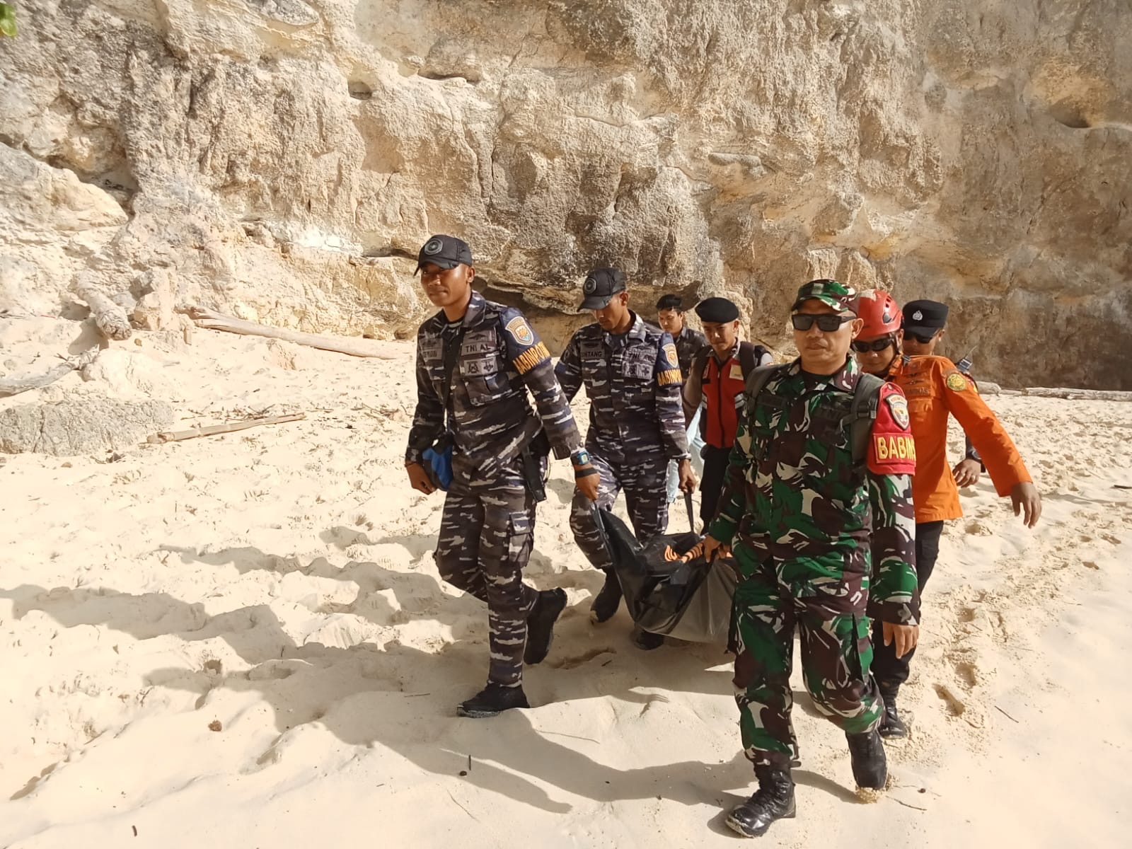EVAKUASI : Tim SAR Gabungan melakukan evakuasi jenasah WNA asal Perancis yang meninggal terseret arus di Pantai Kelingking, Nusa Penida, Rabu (15/10)
