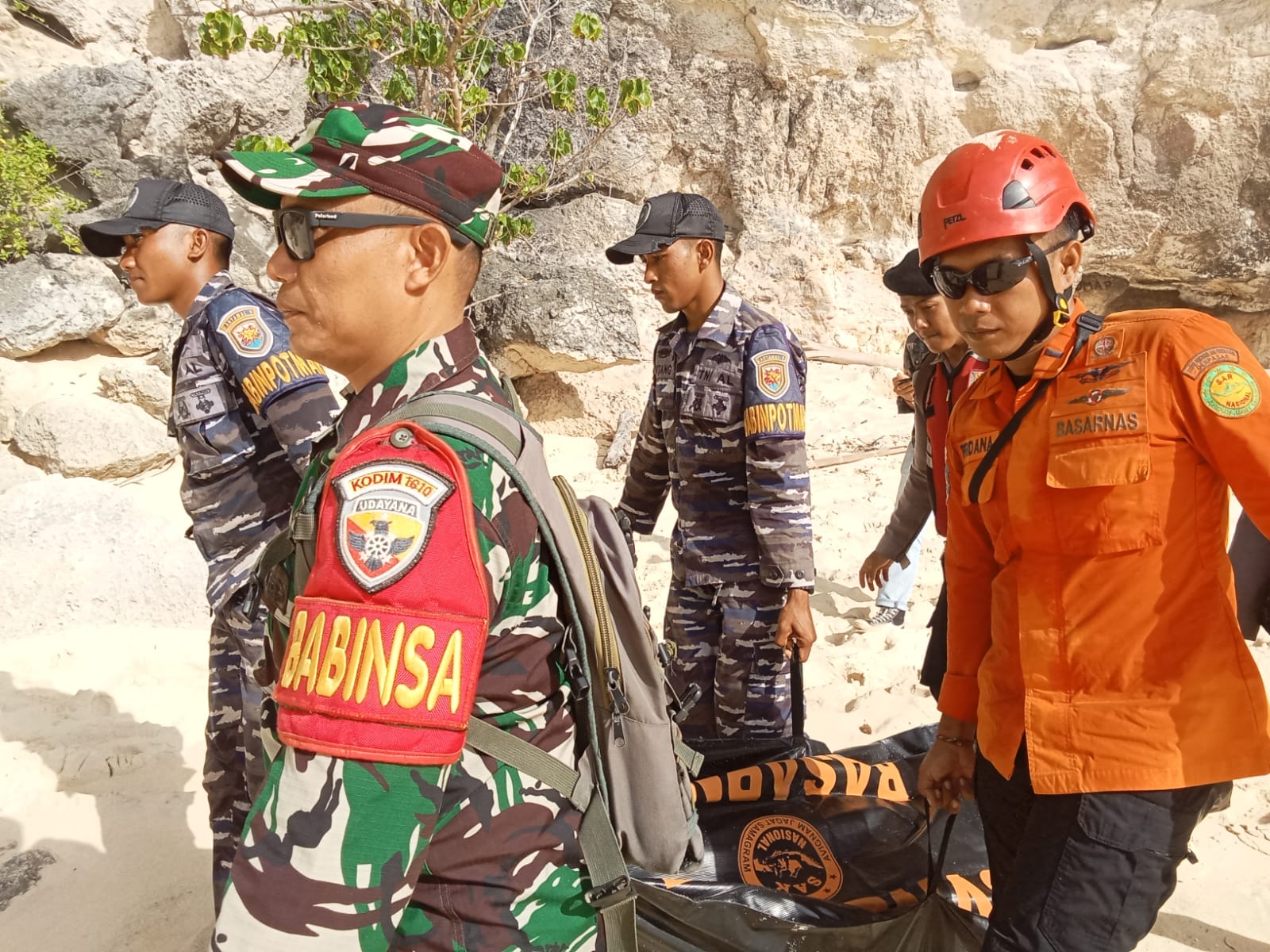 EVAKUASI : Tim SAR Gabungan melakukan evakuasi jenasah WNA asal Perancis yang meninggal terseret arus di Pantai Kelingking, Nusa Penida, Rabu (15/10)