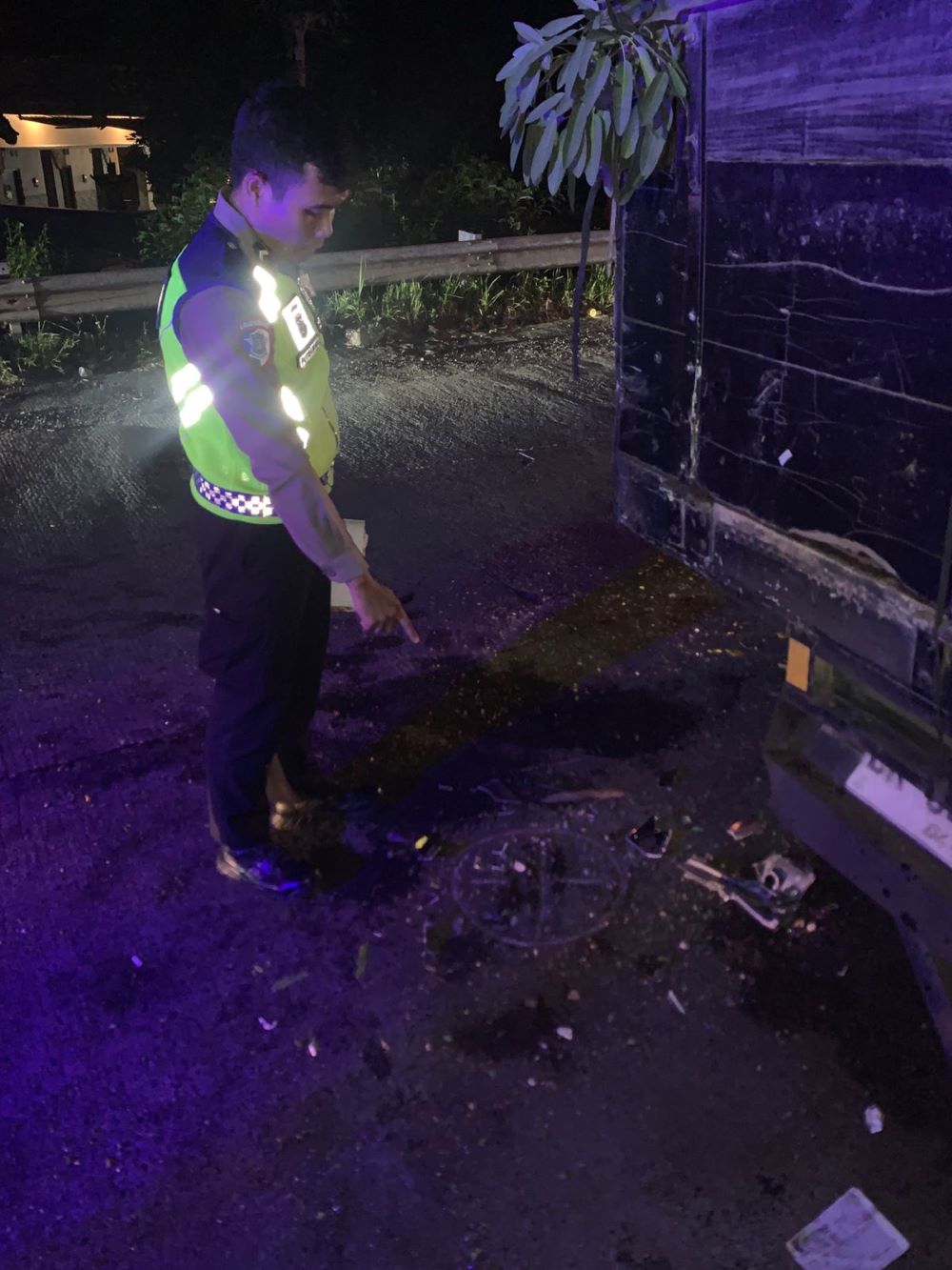 Polantas Klungkung melakukan olah TKP kecelakaan truk di Jalan Bypass Ida Bagus Mantra.