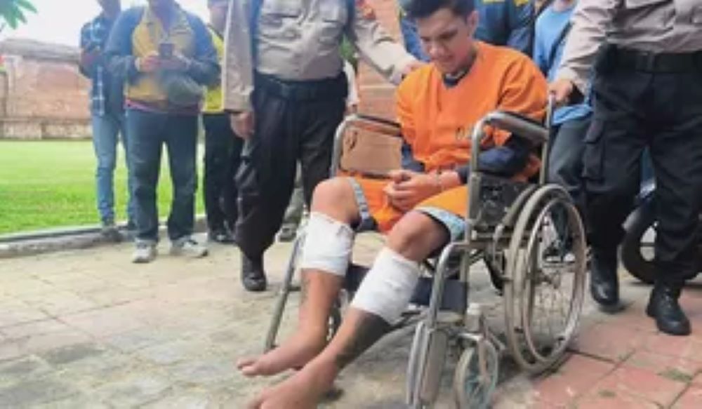 Kamal pelaku pembunuhan Endang Sulastri di Kuta Bali dihadirkan dalam jumpa pers menggunakan kursi roda pada Jumat (17/10/2025).
