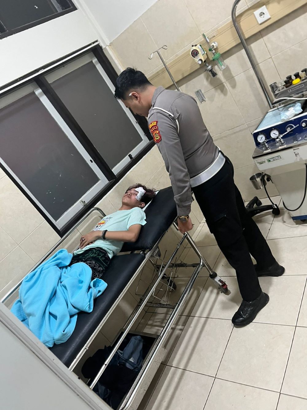 Salah satu korban kecelakaan di Sanggulan Tabanan mendapatkan perawatan medis di rumah sakit.