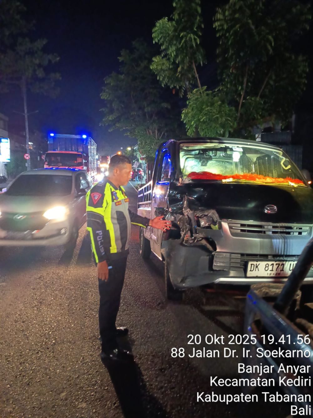Mobil pikap rusak bagian depan usai tabrakan dengan pemotor vario di Jalur Denpasar-Singaraja tepatnya di Baturiti Tabanan.