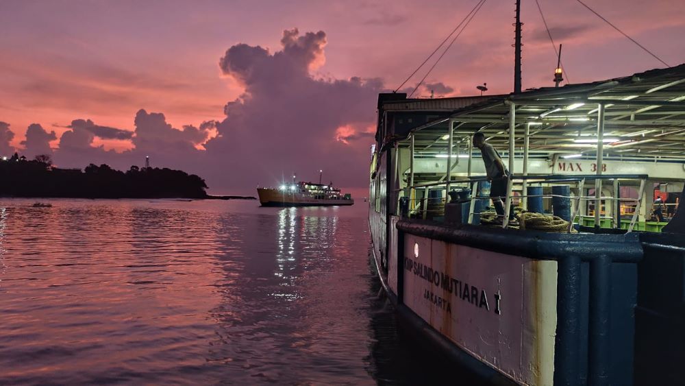 Kapal penyeberangan kandas di Pelabuhan Padangbai Karangasem dievakuasi.
