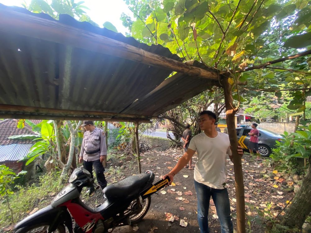 Polisi melakukan identifikasi TKP pencurian di rumah warga Manggis Karangasem.