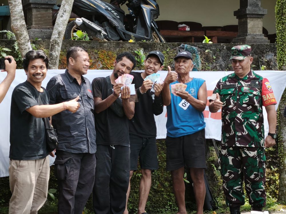 Juara lomba Mancing Express di Kolam Pancing Nirmala, Lepang, Klungkung menerima hadiah uang tunai.