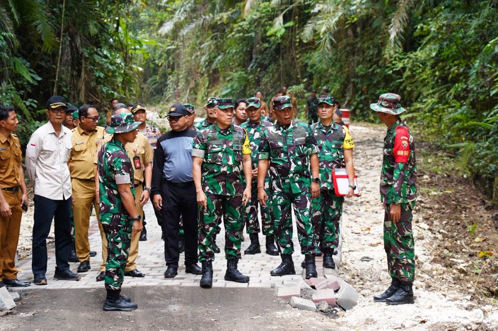 Aspers Kasad Mayjen TNI I Wayan Suarjana didampingi jajaran Kodam IX/Udayana meninjau TMMD di Abiansemal Badung.
