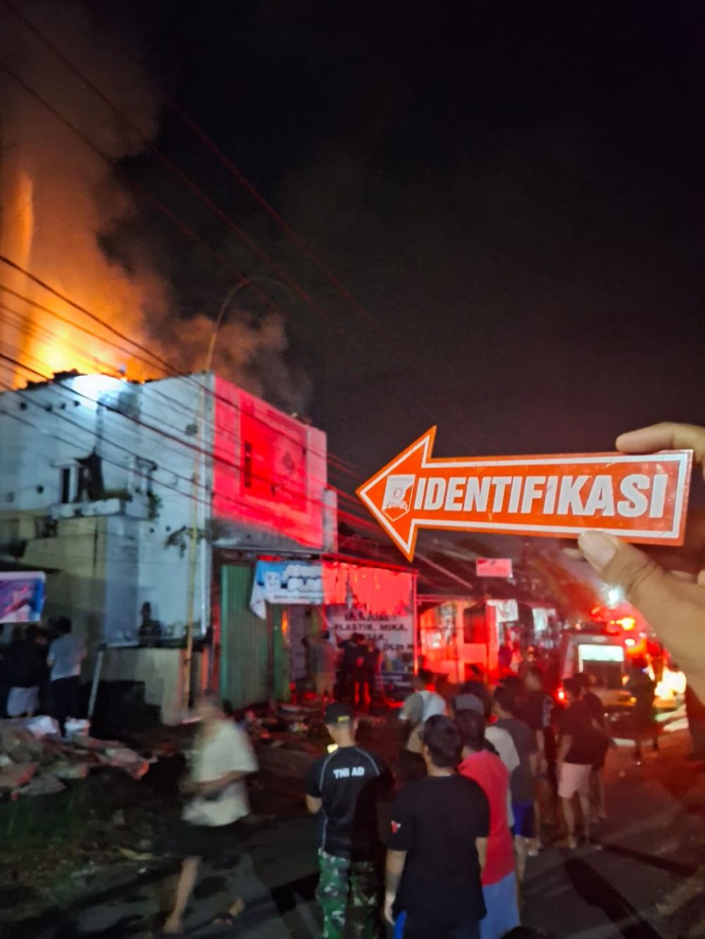 Kebakaran hebat melanda toko plastik di Pandak Gede Tabanan akibat korsleting listrik.