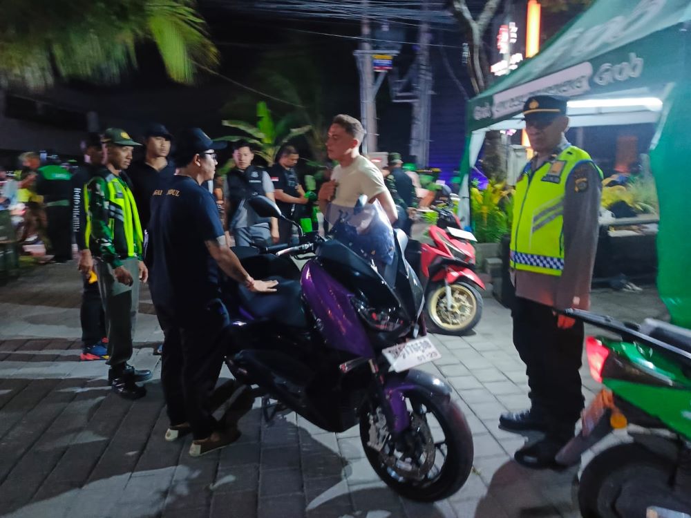 Polsek Kuta Utara gabungan instansi terkait melakukan razia ojol di kawasan wisata Tibubeneng.