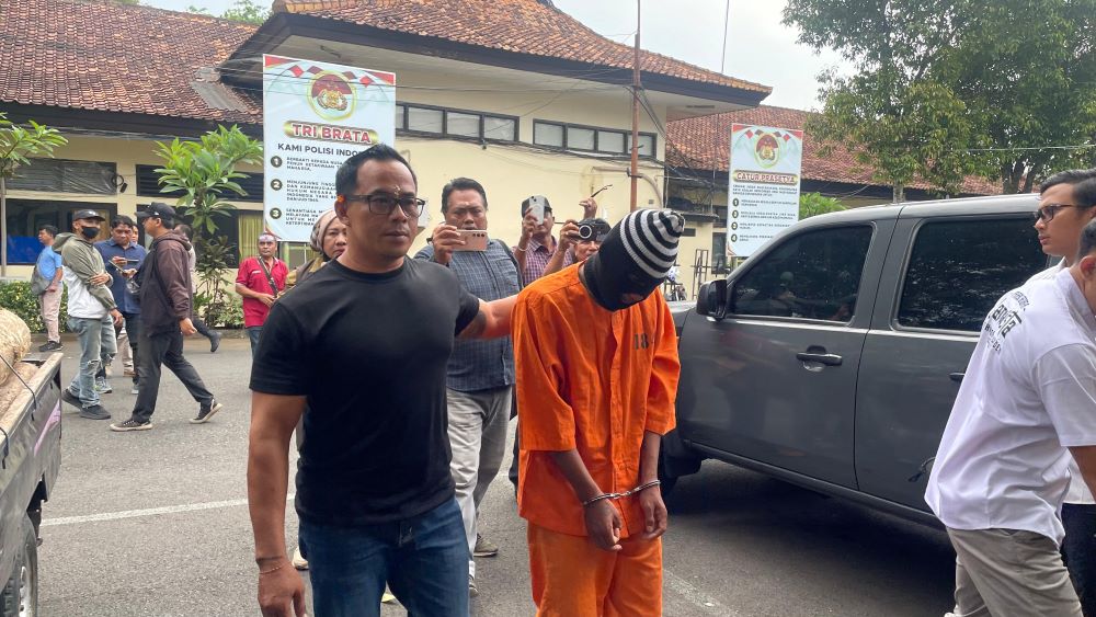 Pelaku pencurian sepeda motor Honda Beat dengan modus kunci nyantol digiring di Polres Jembrana.