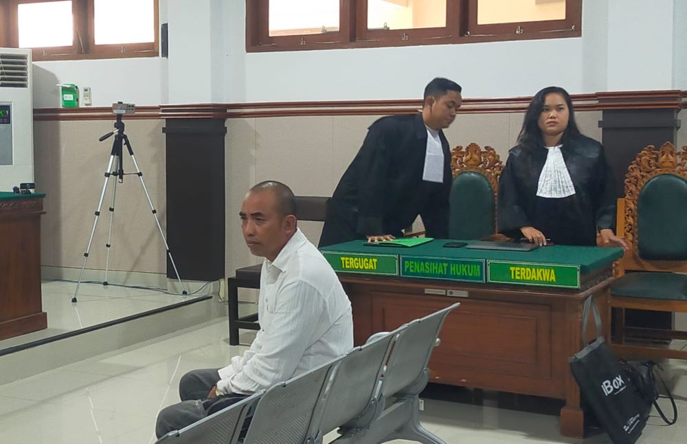 Mangku Luwes jalan sidang tuntutan di Pengadilan Negeri (PN) Bangli pada Selasa (28/10/2025).