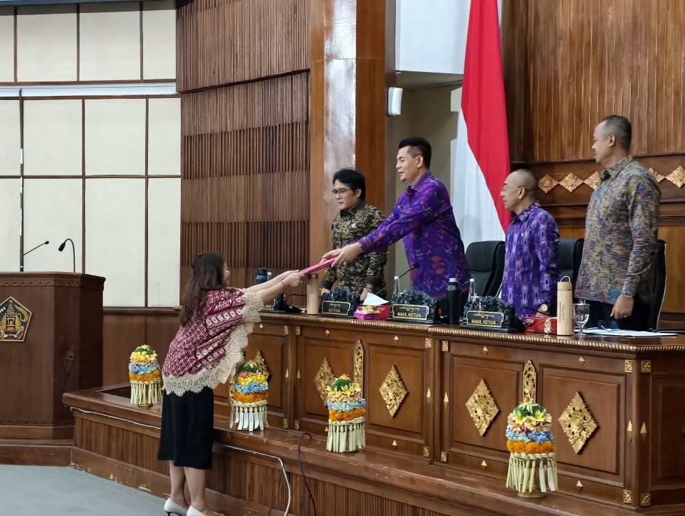 Rapat paripurna mengesahkan Perda ASK di Wiswa Sabha Utama (WSU), Selasa (28/10/2025).