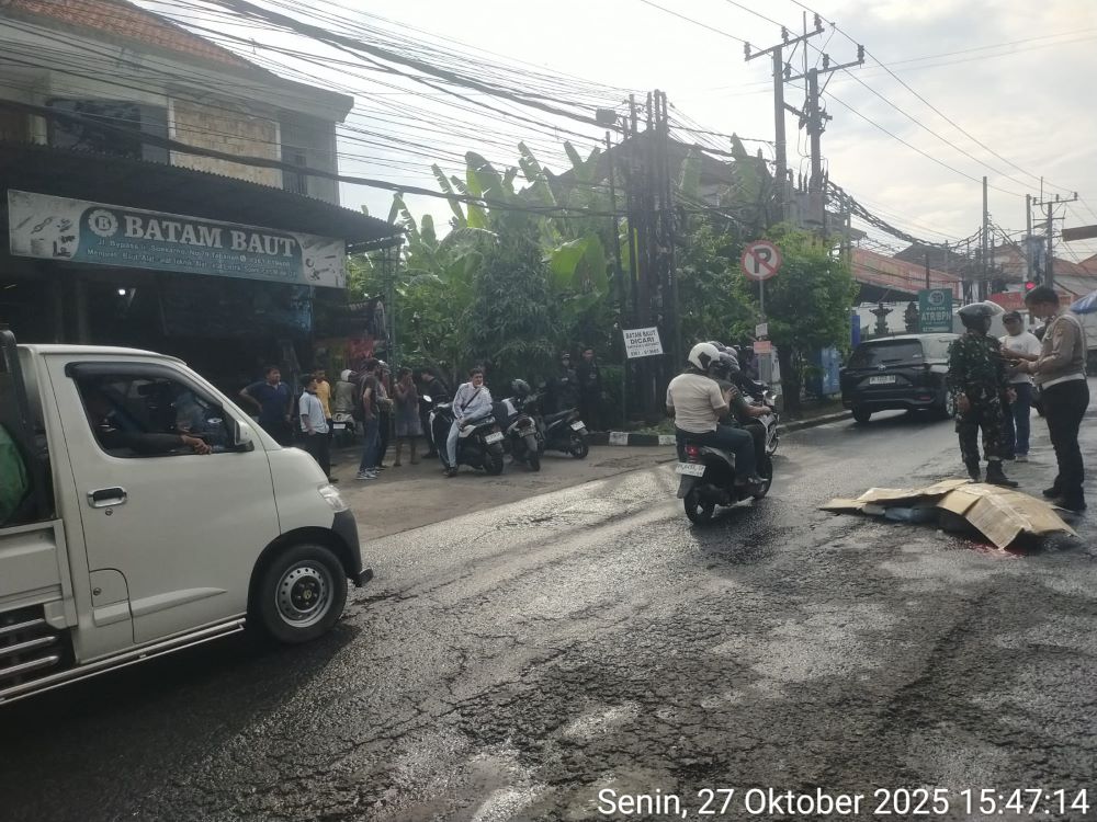 Jenazah korban kecelakaan di Jalan Raya Denpasar-Gilimanuk, Bypass Ir. Soekarno Tabanan tergeletak setelah terlindas truk.