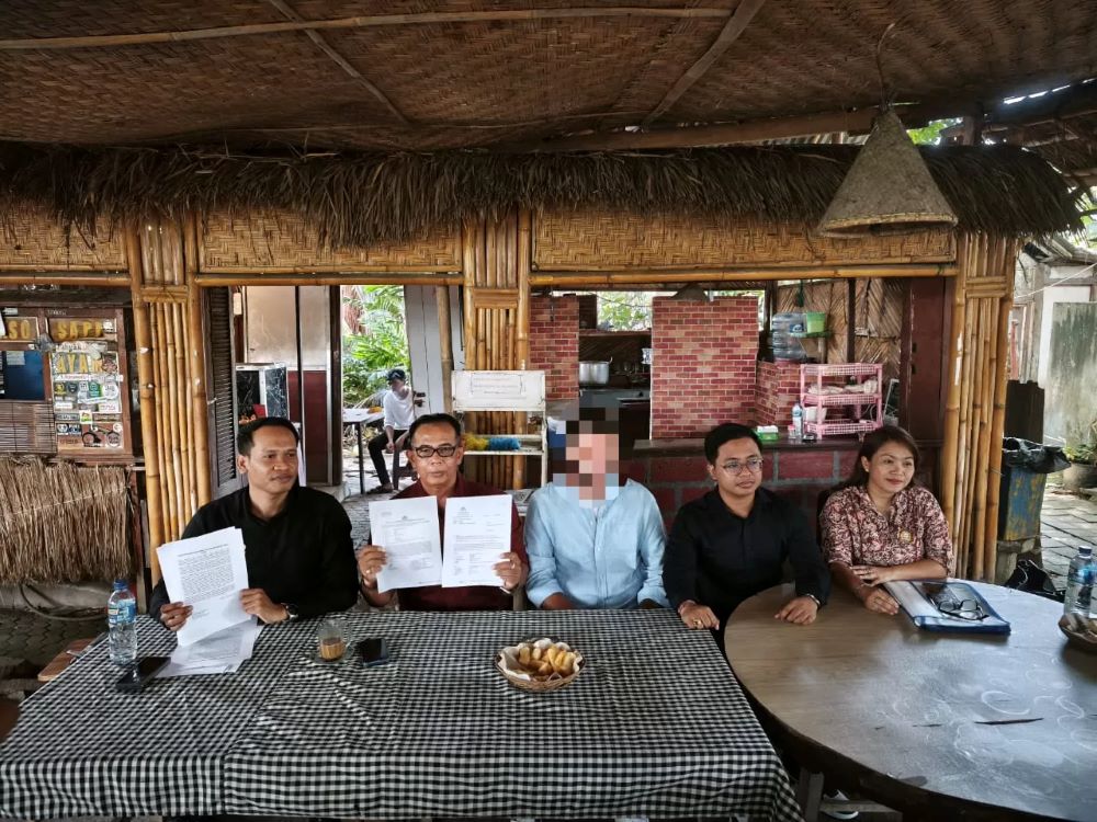 Putu Bagus Budi Arsawan, SH, Mkn; Nurdin, SH.,MH. C. Me; ⁠Aryantha Wijaya, SH; dan ⁠Cokorda Istri Raka Ekawati, SH, dampingi Agustin (tengah).