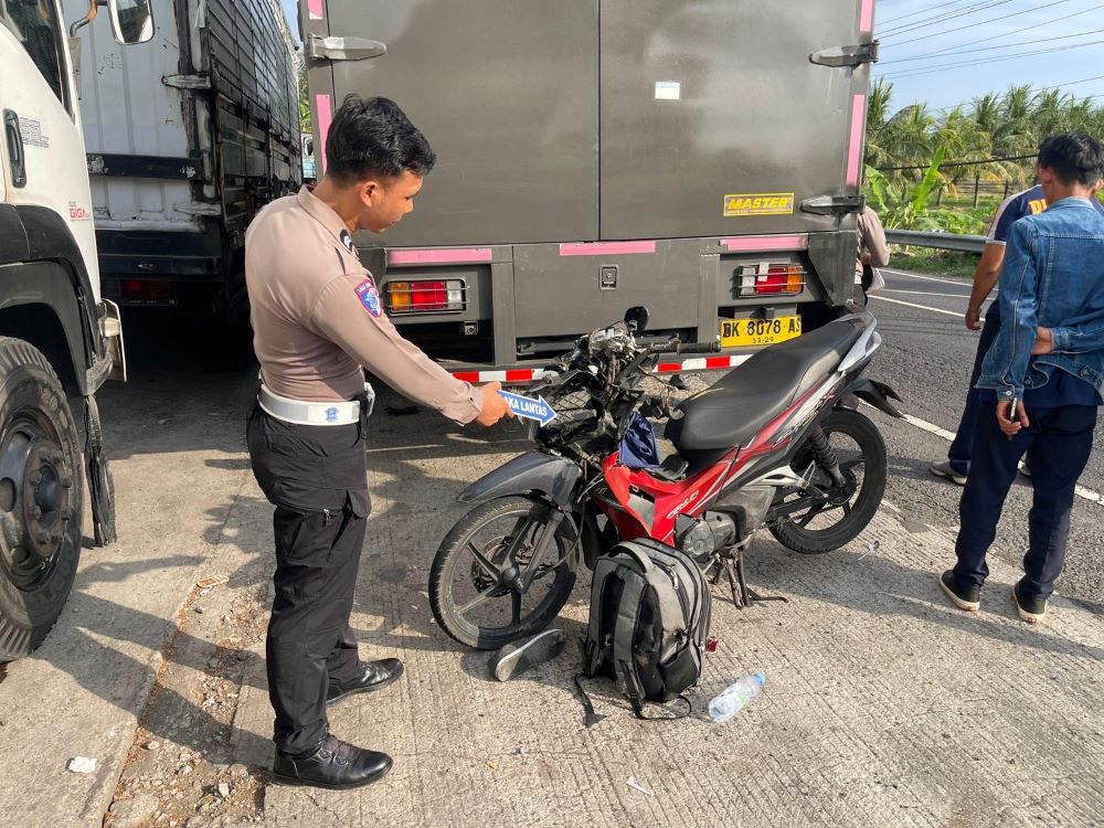 Polantas memeriksa motor korban Honda Supra plat merah usai kecelakaan yang menewaskan PNS di jalan raya Denpasar-Gilimanuk, Jembrana.