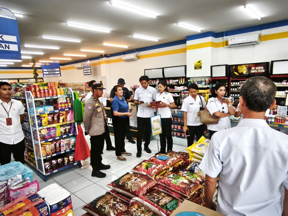 Satgas Pangan Polda Bali menggelar sidak harga beras di salah satu minimarket di Denpasar, Rabu (29/10/2025).