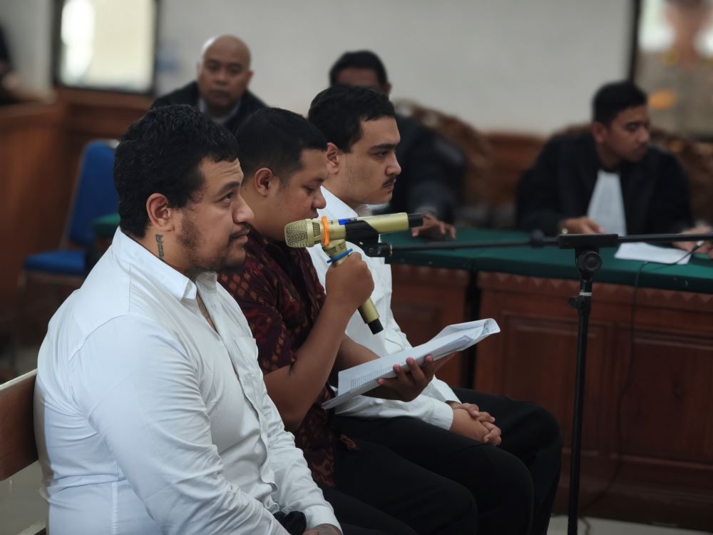 Dua dari tiga orang pelaku penembakan warga Australia mulai disidangkan di Pengadilan Negeri (PN) Denpasar, Kamis (30/10/2025).