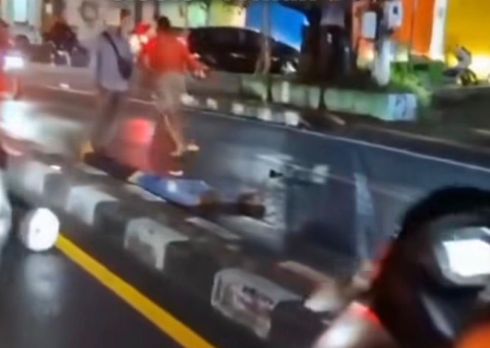 Aki pengeroyokan antar pekerja terjadi Jalan Mahendradata Denapsar hingga mengakibatkan seorang korban  luka.