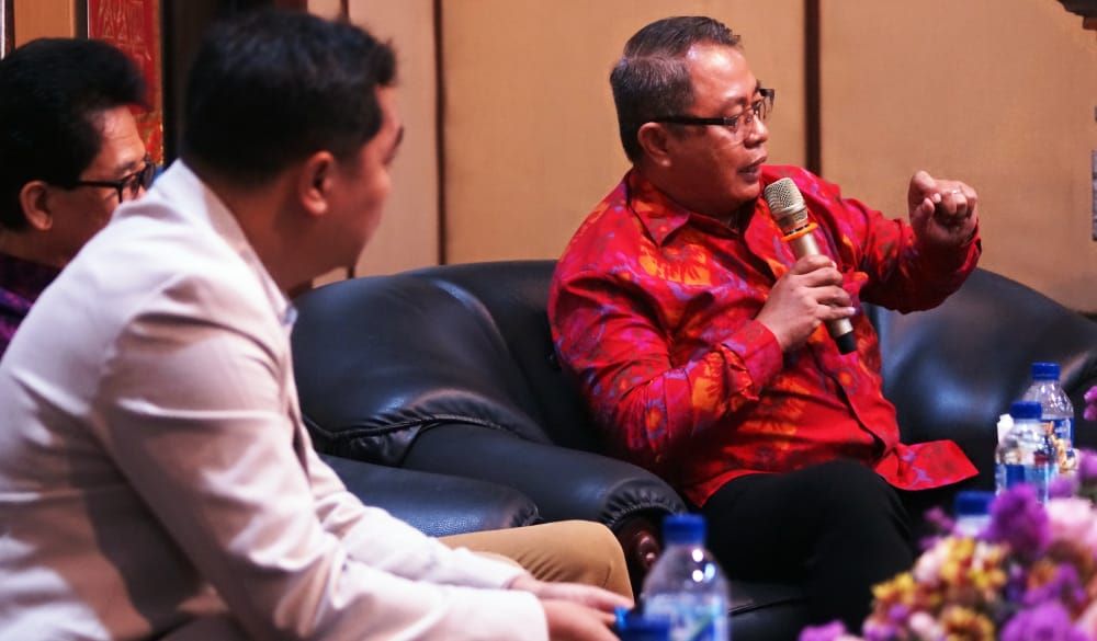 Dr. Agus Samijaya mengupas persoalan terbitnya 106 SHM di Tahura Bali dalam seminar di FH Unud yang dipandu Dr. Lukas Banu.