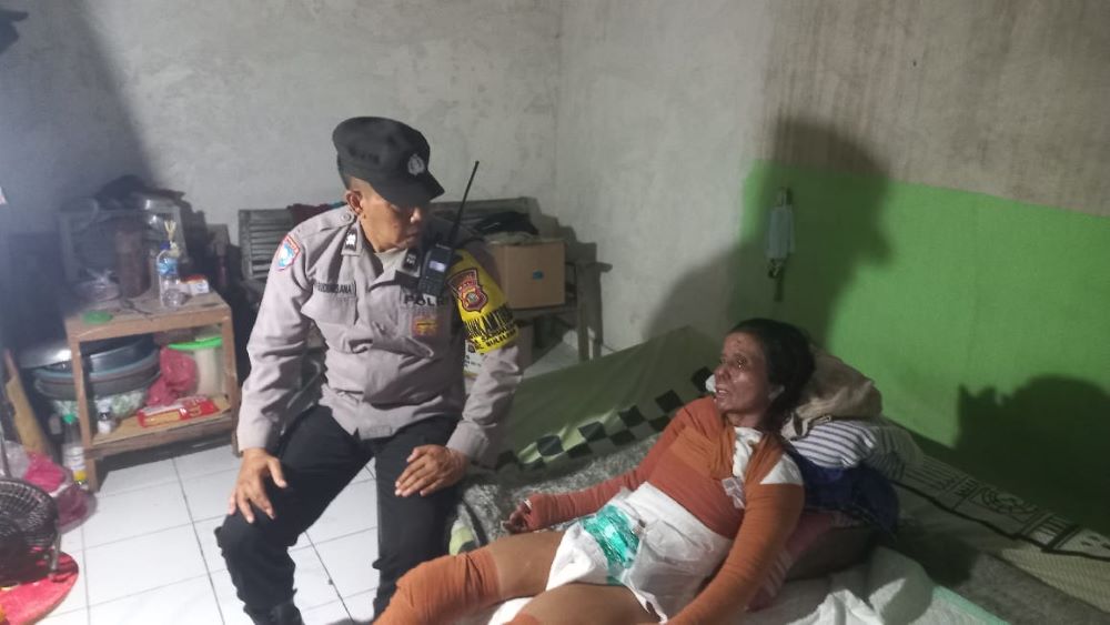 Korban ledakan gas elpiji di Buleleng dikunjungi Bhabinkamtibmas.