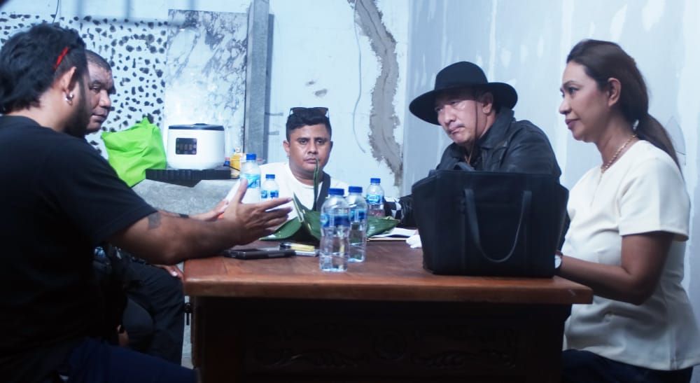 I Nengah Karna melalui kuasa hukumnya Mila Tayeb didampingi Ketut Ismaya berdebat dengan tim kuasa hukum Lenny Tombokan di obyek sengketa pada Jumat (31/10/2025).