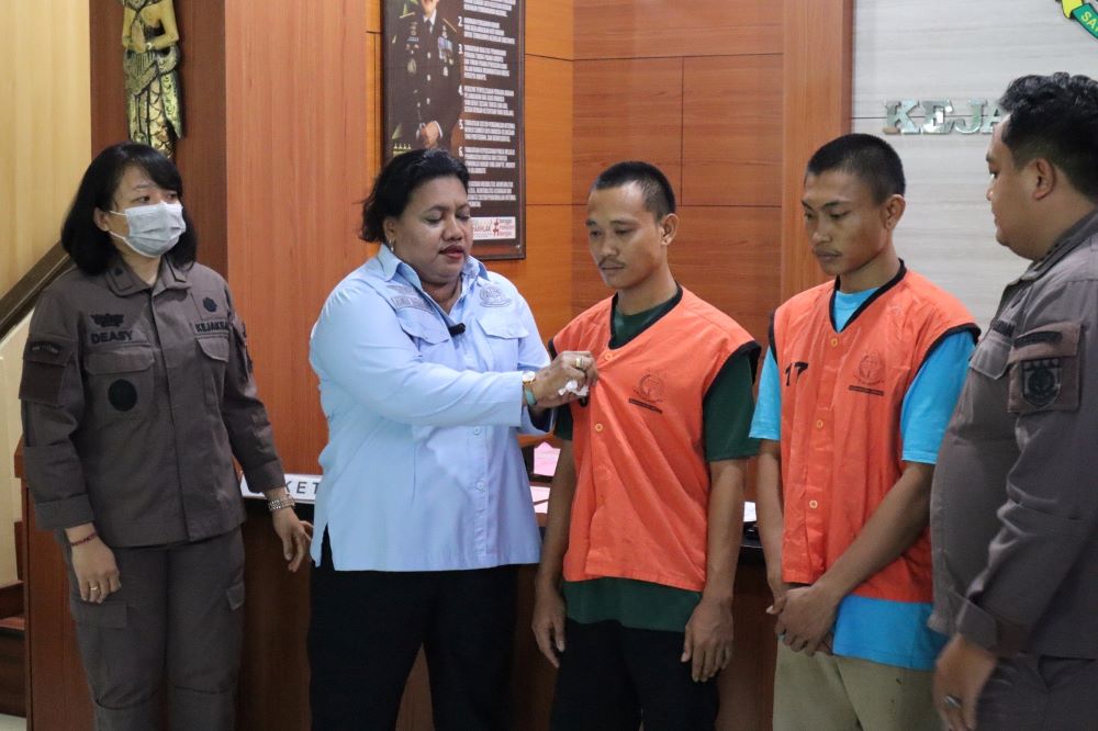 Kepala Kejaksaan Negeri (Kajari) Jembrana, Salomina Meyke Saliama melepaskan rompi tahanan tersangka yang dihentikan kasusnya melalui mekanisme restorative justice (RJ).