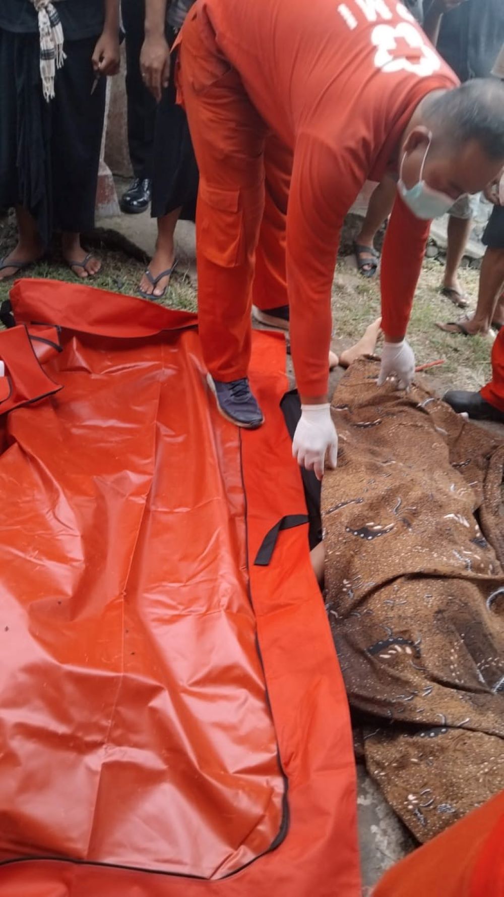 Petugas PMI mengevakuasi bocah SMP korban tragedi Dam Panglan, Mengwi Badung, Jumat (7/11/2025).