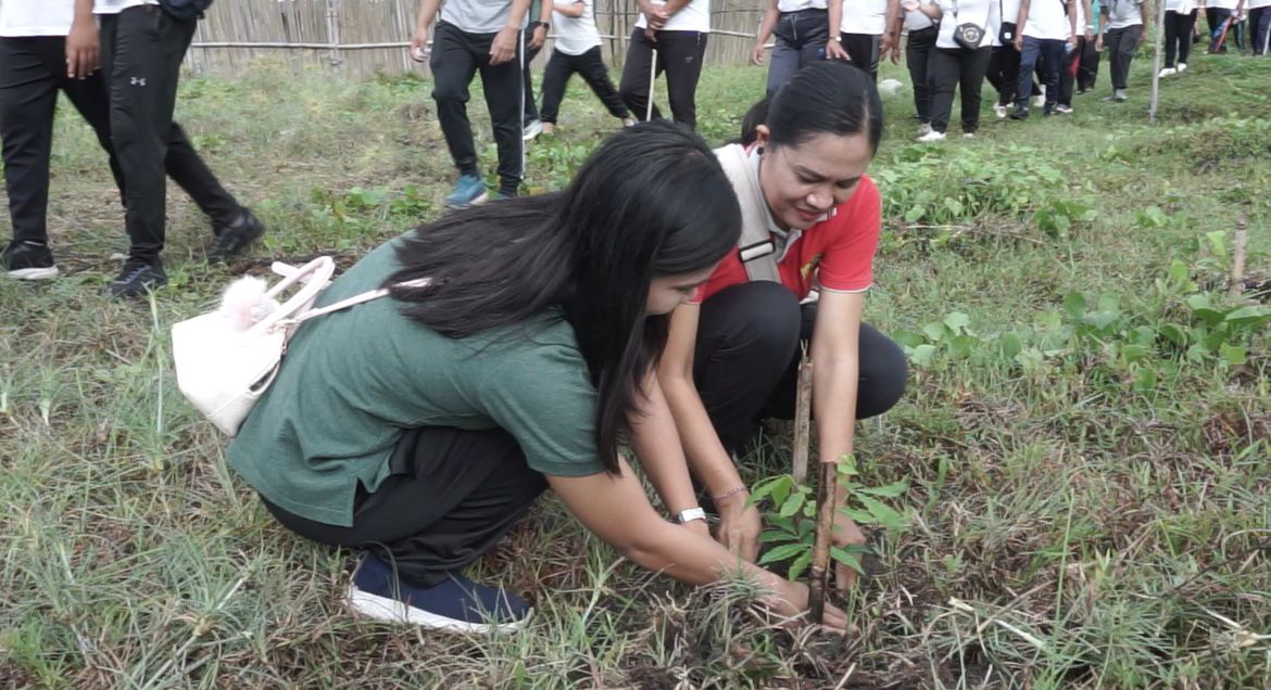 Penanaman pohon di bantaran Sungai Bilukpoh sebagai peringatan HUT KORPRI ke-54 dan PGRI ke-80 di Jembrana.