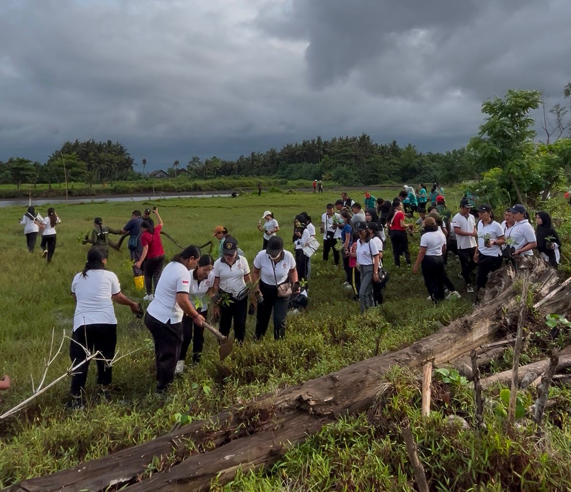 Penanaman pohon di bantaran Sungai Bilukpoh sebagai peringatan HUT KORPRI ke-54 dan PGRI ke-80 di Jembrana.