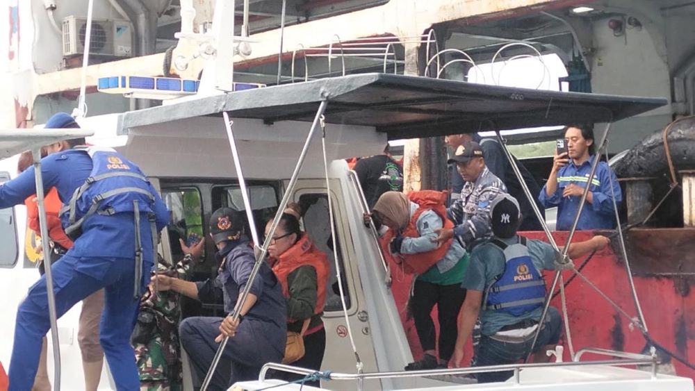 Tim SAR gabungan mengevakuasi penumpang KMP Cemerlang 55 yang kandas dalam pelayaran dari Pelabuhan Ketapang menuju Pelabuhan Gilimanuk.