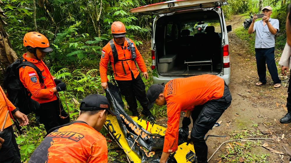 Jenazah Retu dievakuasi Tim SAR gabungan setelah tujuh hari hilang di Abang Karangasem.