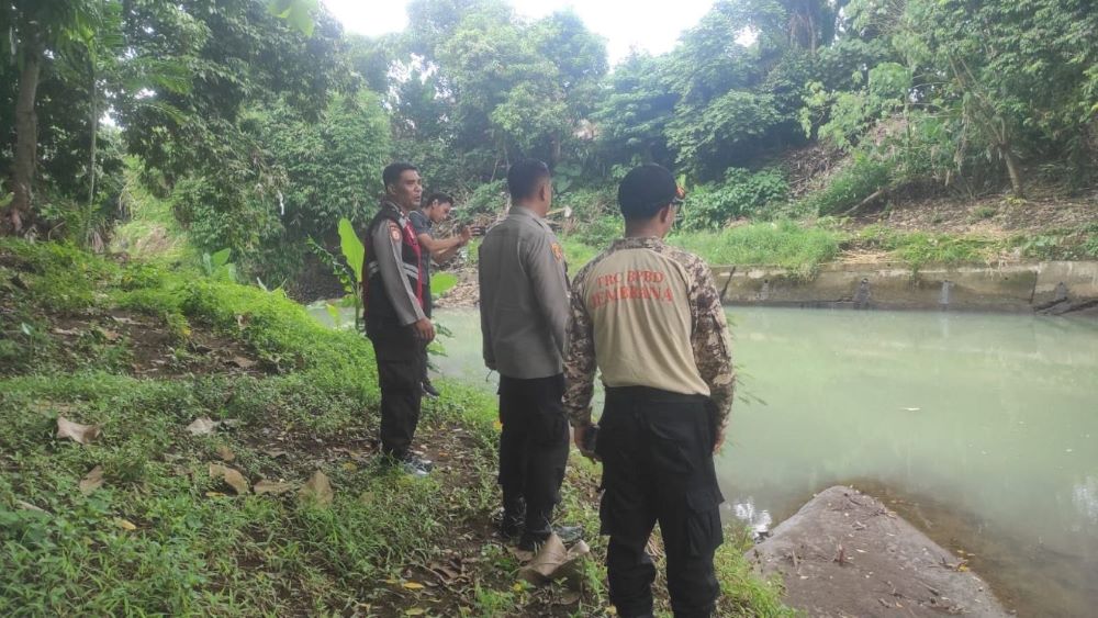 BPBD Jembrana meninjau kondisi pendangkalan Sungai Ijo Gading sebagai antisipasi menjelang musim hujan.