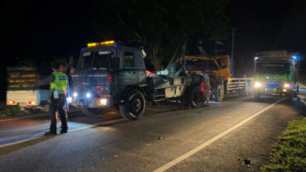 Polantas melakukan olah TKP kecelakaan tronton lawan tronton di Selemadeg Tabanan.