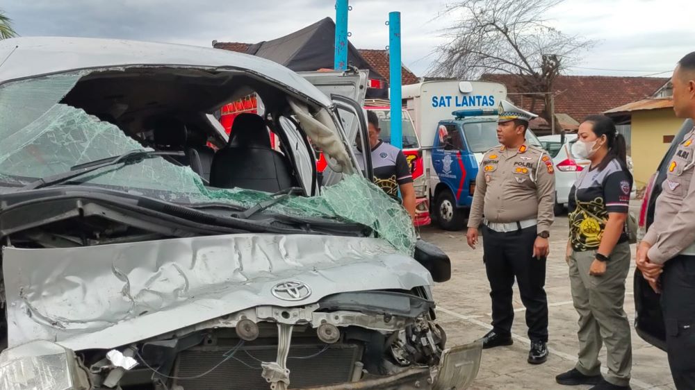 Mobil travel jenis Toyota Hice ringsek usai kecelakaan di Jalan Raya Denpasar-Singaraja yang menewaskan lima wisatawan Tiongkok pada Jumat (14/11/2025).