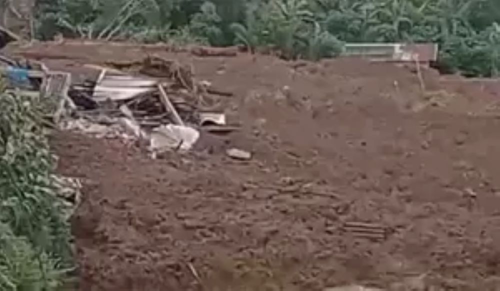 Puluhan warga diperkirakan masih tertimbun longsor di wilayah Banjarnegara.