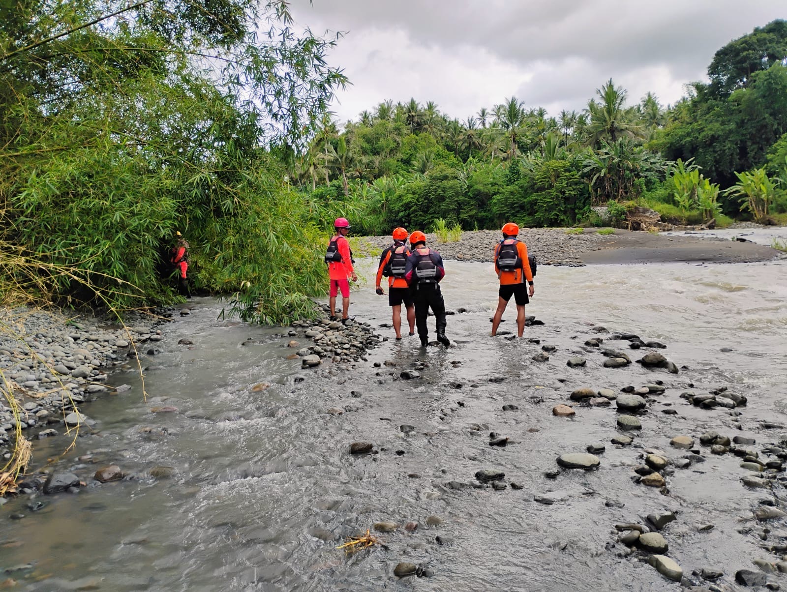 Tim SAR Gabungan saat melakukan upaya pencarian korban hilang terseret arus di Sungai Penyaringan, Kecamatan Mendoyo, Jembrana.