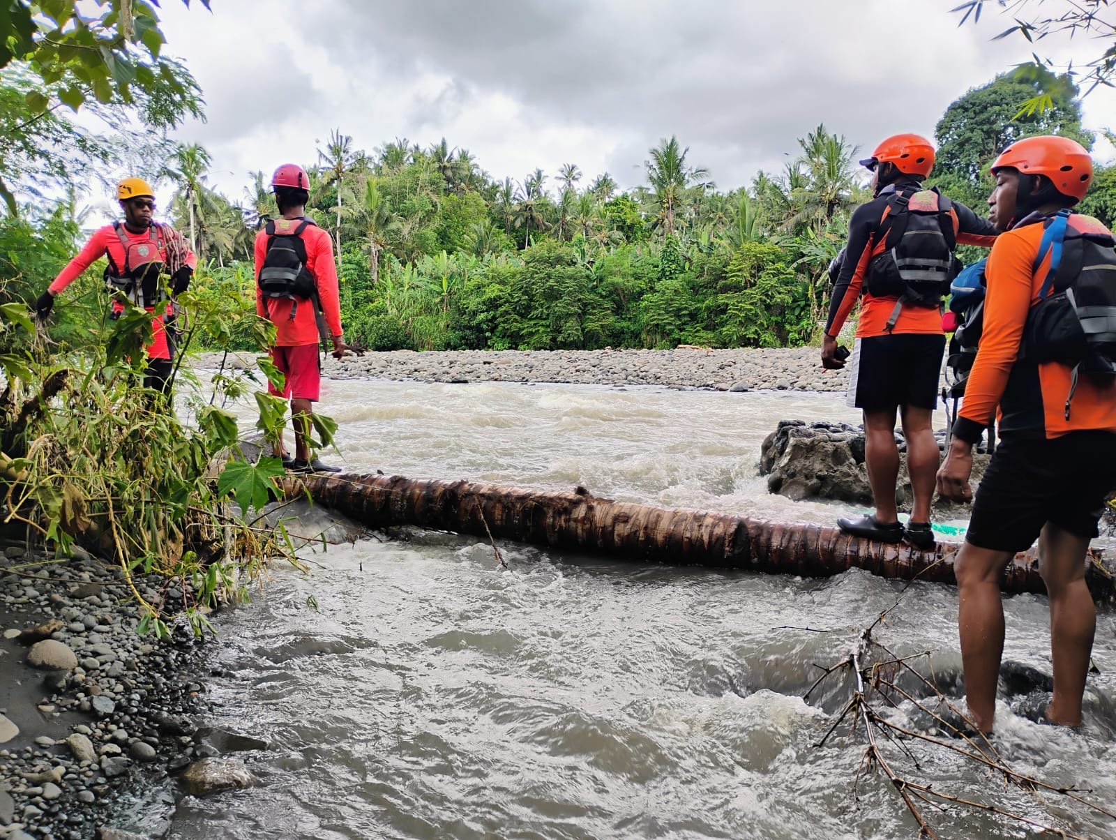 Tim SAR Gabungan saat melakukan upaya pencarian korban hilang terseret arus di Sungai Penyaringan, Kecamatan Mendoyo, Jembrana.