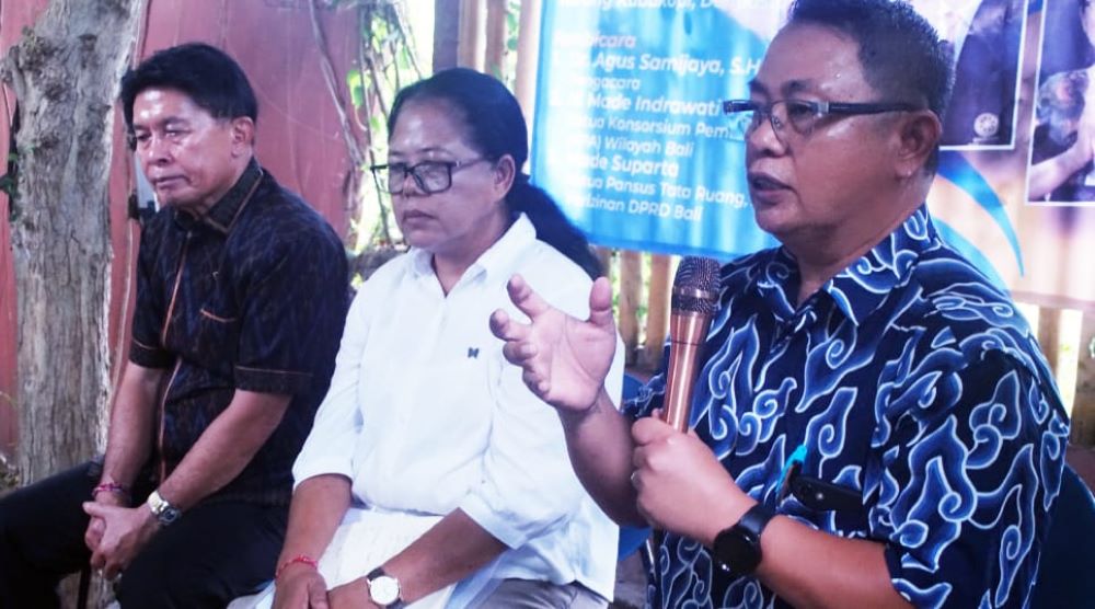 Agus Samijaya, Indrawati dan Made Supartha menyoroti maraknya pelanggaran tata ruang di Bali dalam diskusi publik di Denpasar pada Rabu (26/11/2025).