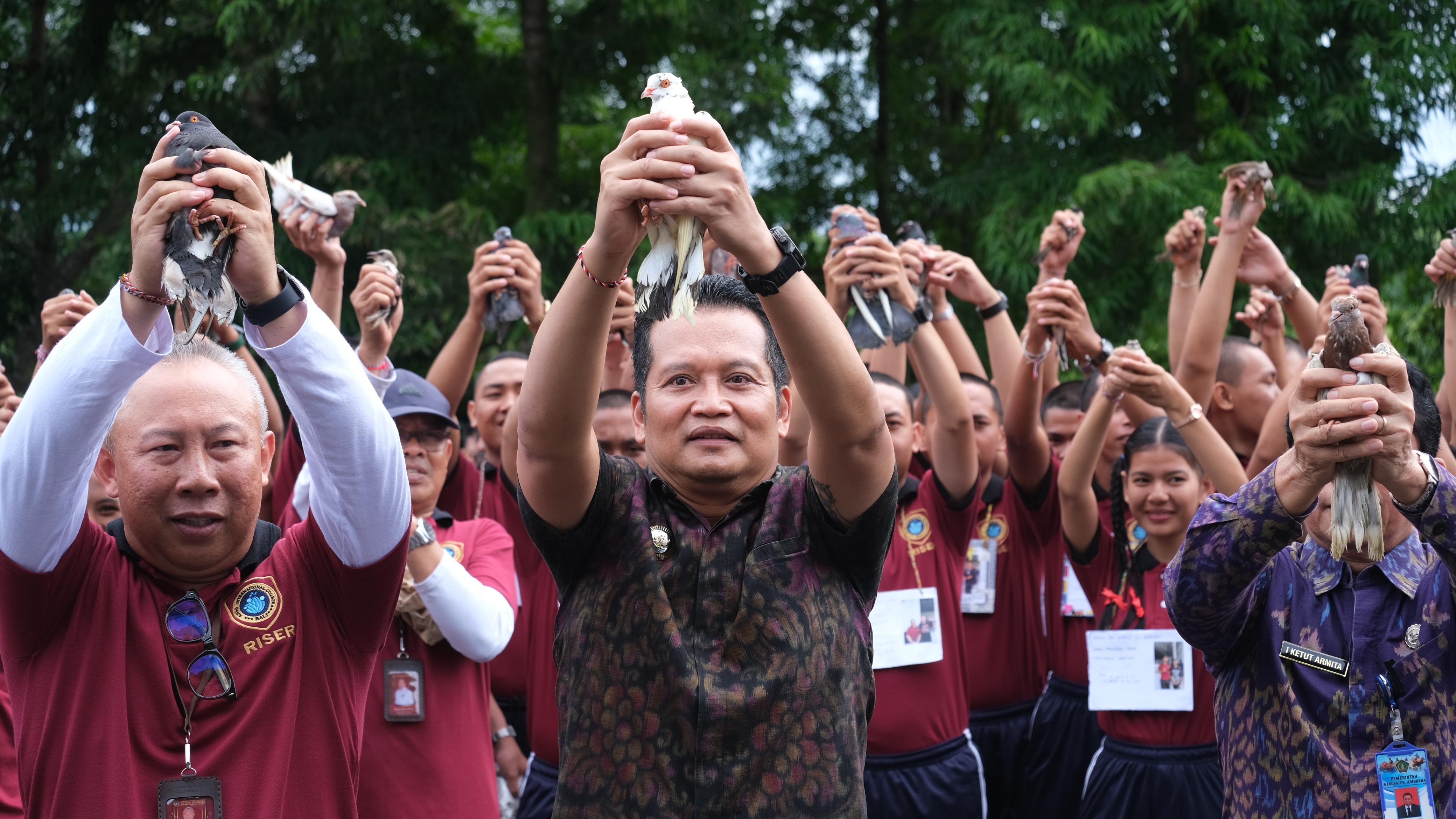 Bupati Jembran I Made Kembang Hartawan saat membuka kegiatan Orientasi Peserta Latih (OPPETA) Rising Internasional College (IRC) yang digelar di GOR Krisna Jvara, Selasa (16/12/2025).