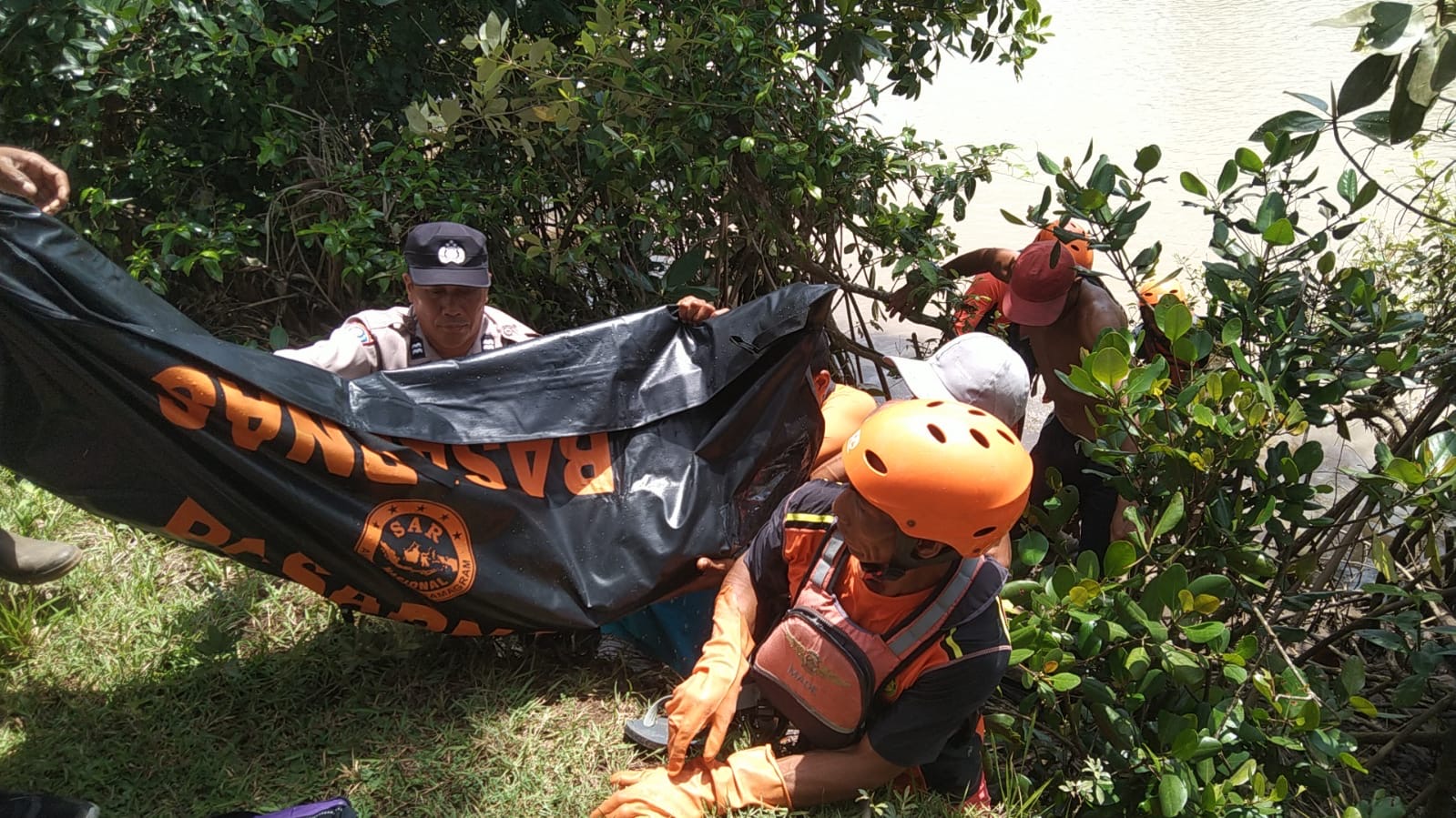 Evakuasi jenasah Ni Nengah Luwih (90) yang ditemukan meninggal dunia setelah terjatuh dan terseret arus Sungai Tukadaya, Kecamatan Melaya, Jembrana, Senin (15/12).