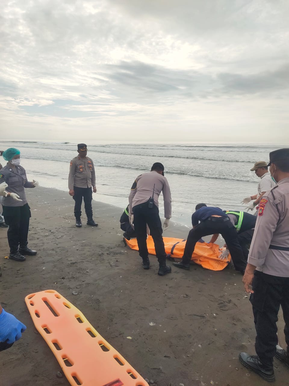 Evakuasi jenazah pria di Pantai Desa Delodbrawah, Kecamatan Mendoyo, Kabupaten Jembrana, Senin (15/12)