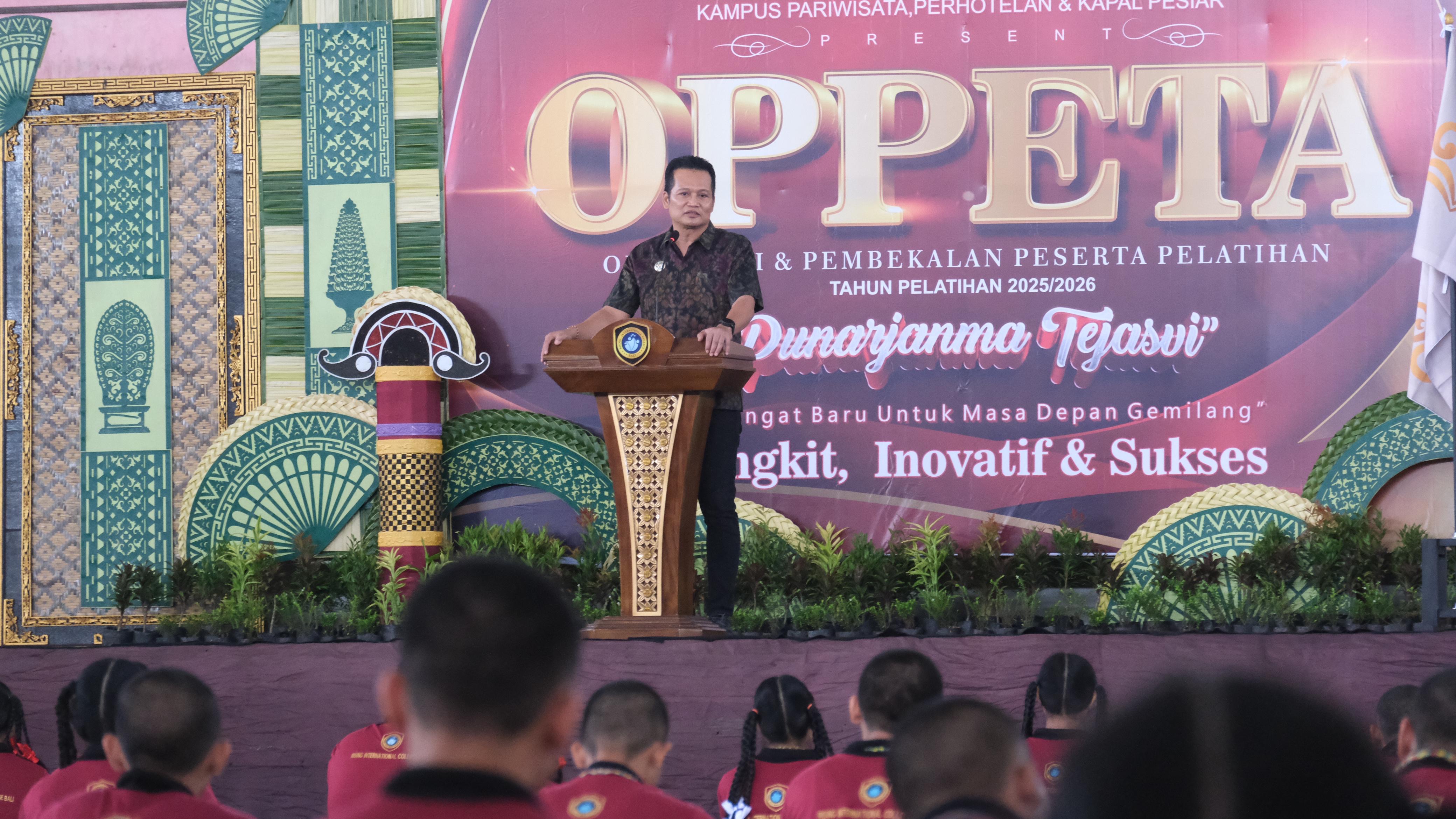 Bupati Jembran I Made Kembang Hartawan saat membuka kegiatan Orientasi Peserta Latih (OPPETA) Rising Internasional College (IRC) yang digelar di GOR Krisna Jvara, Selasa (16/12/2025).