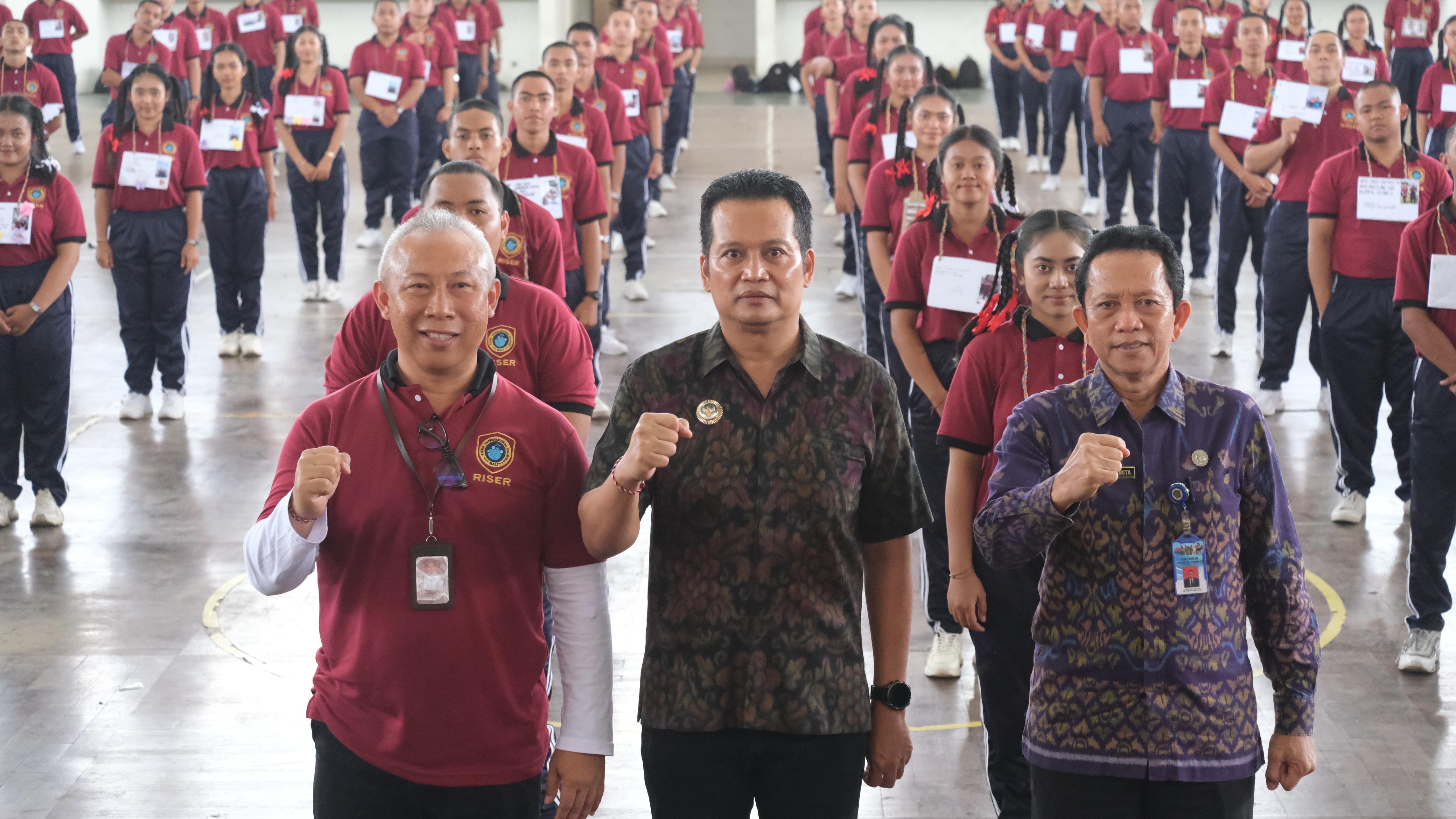 Bupati Jembran I Made Kembang Hartawan saat membuka kegiatan Orientasi Peserta Latih (OPPETA) Rising Internasional College (IRC) yang digelar di GOR Krisna Jvara, Selasa (16/12/2025).