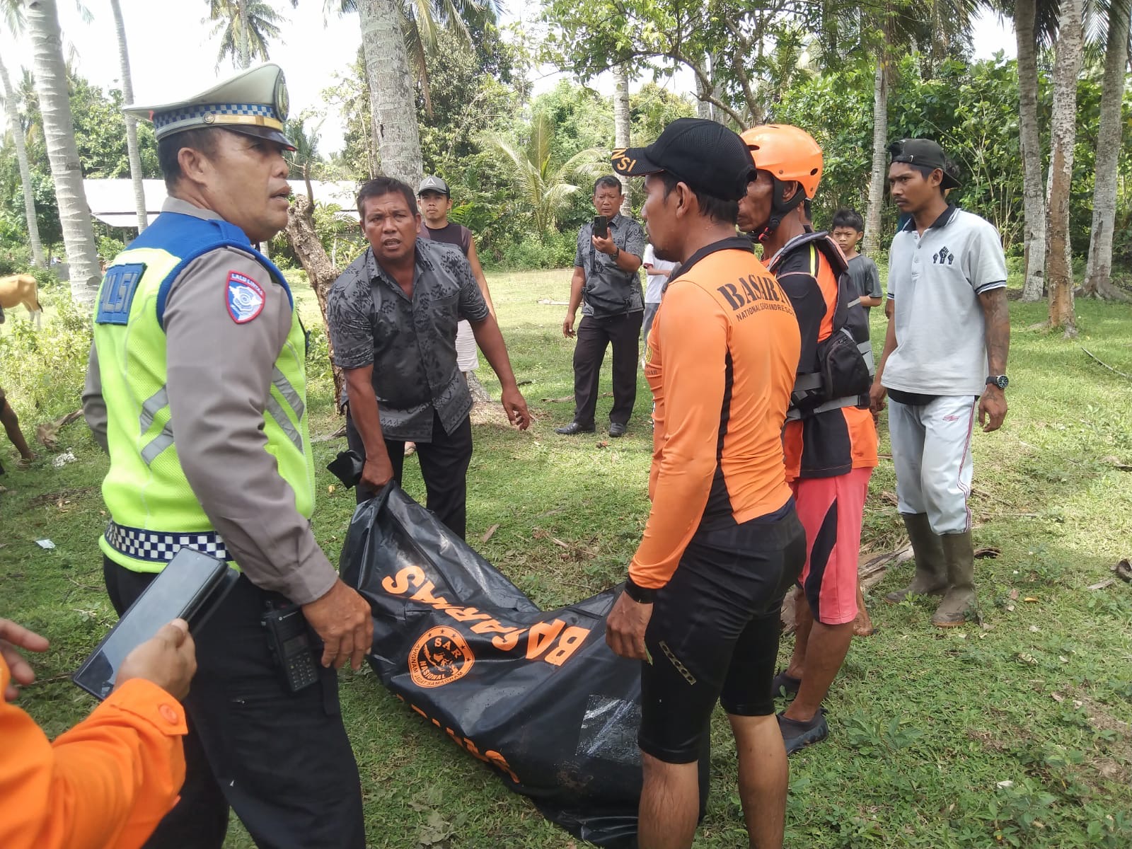 Evakuasi jenasah Ni Nengah Luwih (90) yang ditemukan meninggal dunia setelah terjatuh dan terseret arus Sungai Tukadaya, Kecamatan Melaya, Jembrana, Senin (15/12).