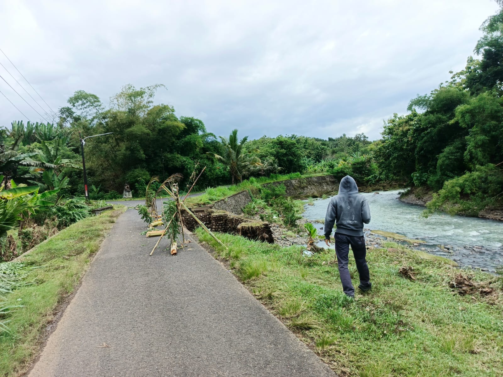 Senderan jalan penghubung di Lingkungan Pangkung Manggis, Kelurahan Baler Bale Agung yang jebol, Selasa (16/12).