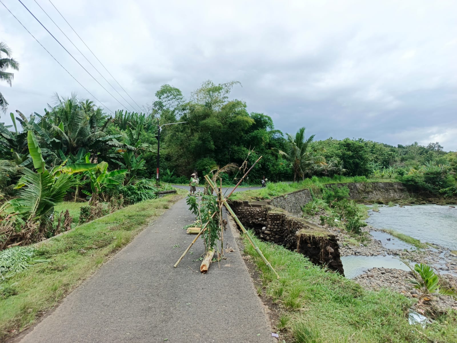 Senderan jalan penghubung di Lingkungan Pangkung Manggis, Kelurahan Baler Bale Agung yang jebol, Selasa (16/12).
