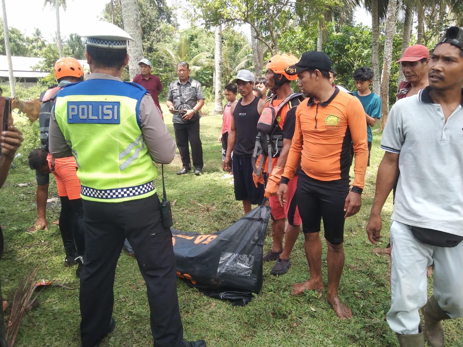 Evakuasi jenasah Ni Nengah Luwih (90) yang ditemukan meninggal dunia setelah terjatuh dan terseret arus Sungai Tukadaya, Kecamatan Melaya, Jembrana, Senin (15/12).
