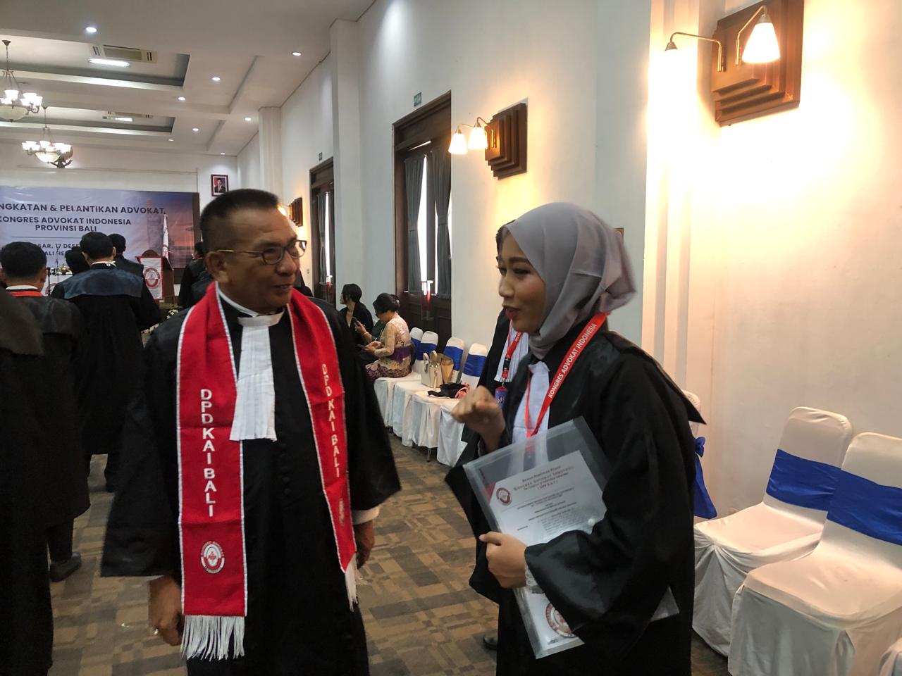 Ketua DPD KAI Bali berbincang dengan advokat baru disela-sela pelantikan di Denpasar pada Rabu (17/12/2025).