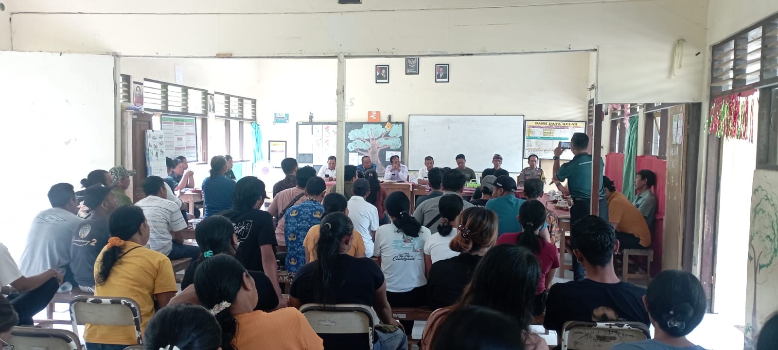 Rapat sosialisasi rencana regrouping SDN 5 Batuagung, Rabu (17/12/2025).